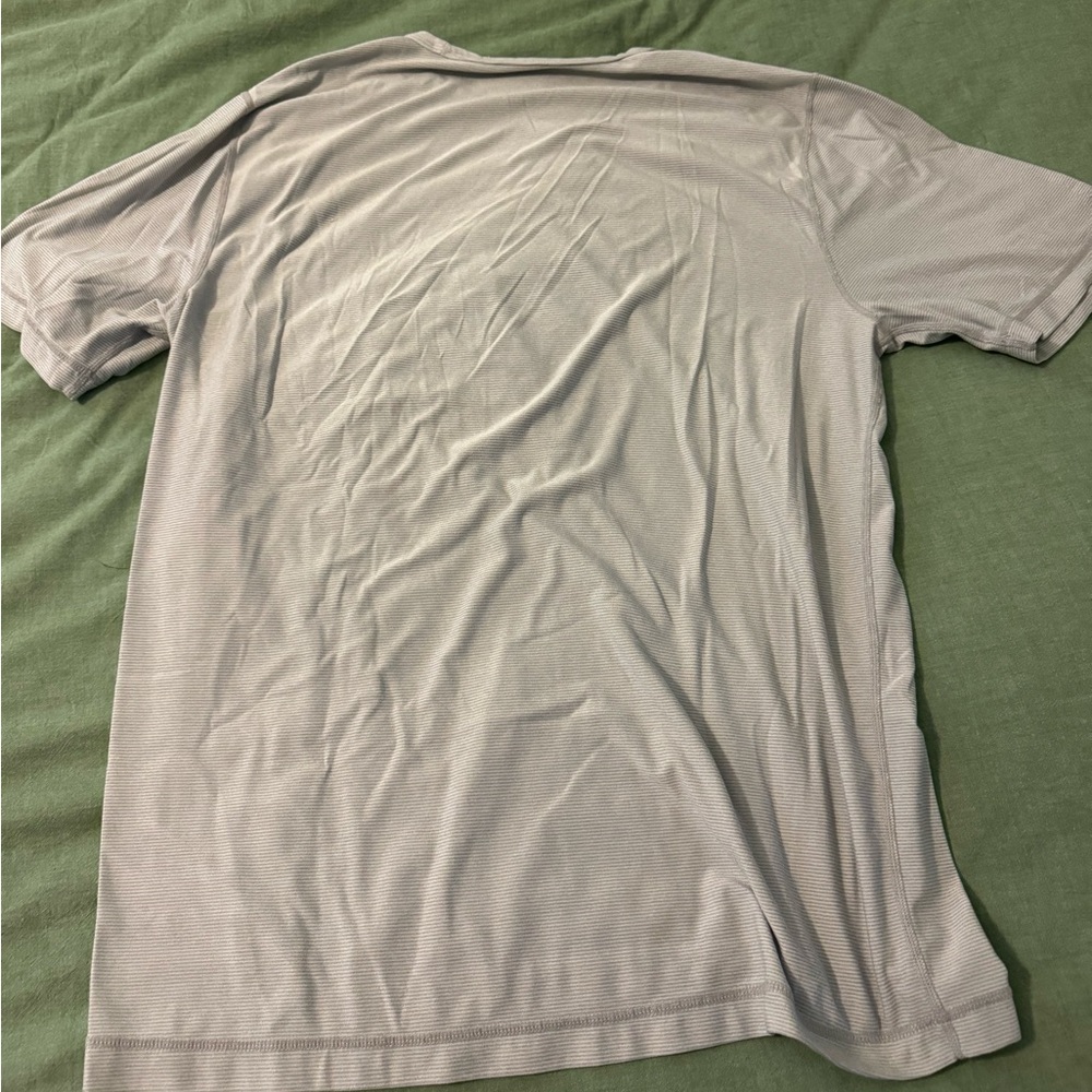 VUORI Workout Shirt - Men’s Large. Small Light Stripes.